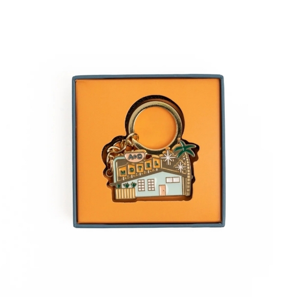 Vintage Motel Enamel Keychain - Picture 3 of 4